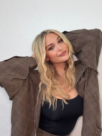 Alyvia Alyn Lind