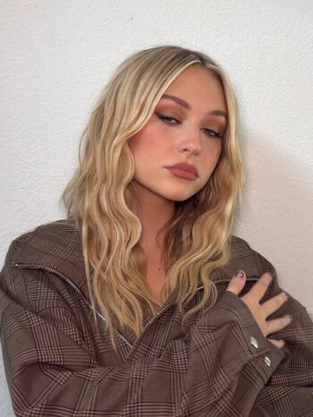 Alyvia Alyn Lind