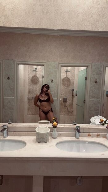Full leaked Angelatravelart private onlyfans photo