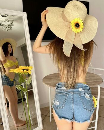Full leaked Arual bloom page private onlyfans photo