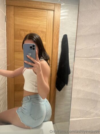 Full leaked Ashlyewavve private onlyfans photo