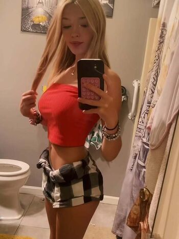 Full leaked Bella / private onlyfans photo