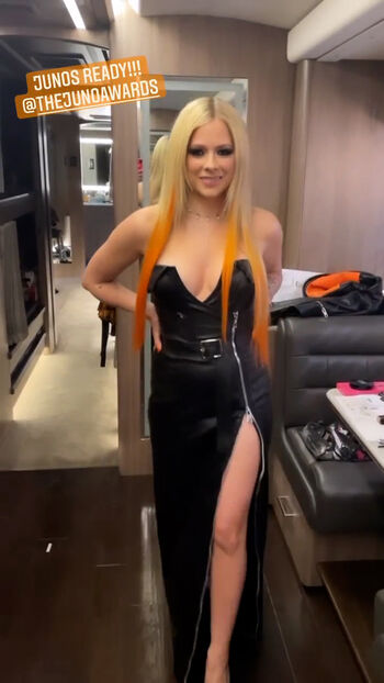 Full leaked Avril lavigne page private onlyfans photo
