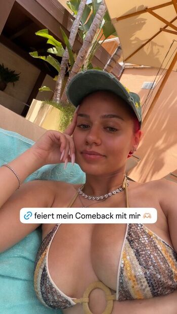Full leaked Badmomzjay private onlyfans photo