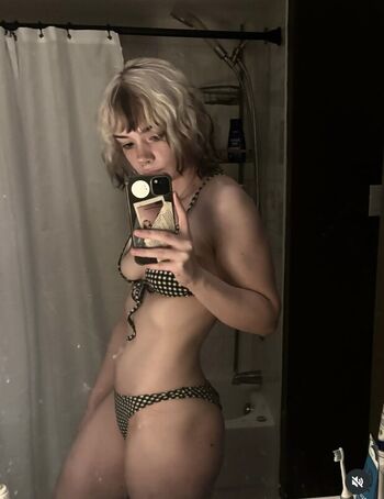 Full leaked Beezleneezle private onlyfans photo