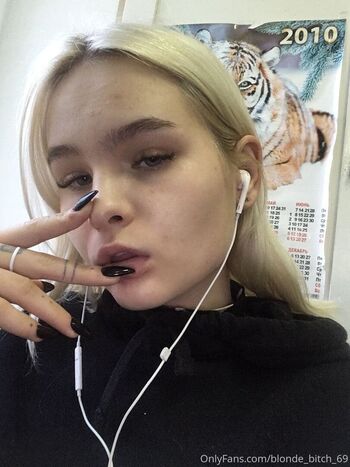 Full leaked Blonde bitch private onlyfans photo