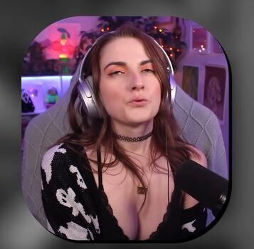 Caitlin Marie Reacts