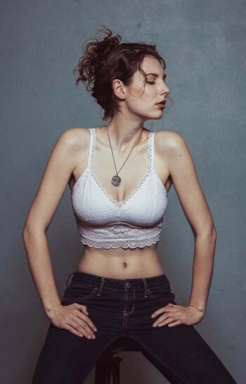 Full leaked Caro petitemodel private onlyfans photo