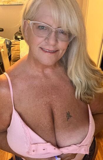 Full leaked Curvycarolina private onlyfans photo