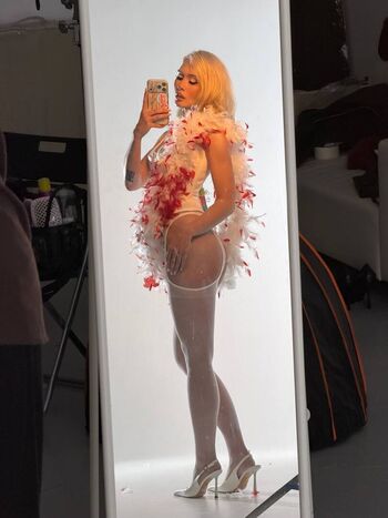 DEAD BLONDE