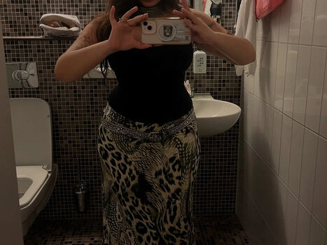 Full leaked Desiresdiary private onlyfans photo