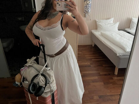 Full leaked Desiresdiary private onlyfans photo