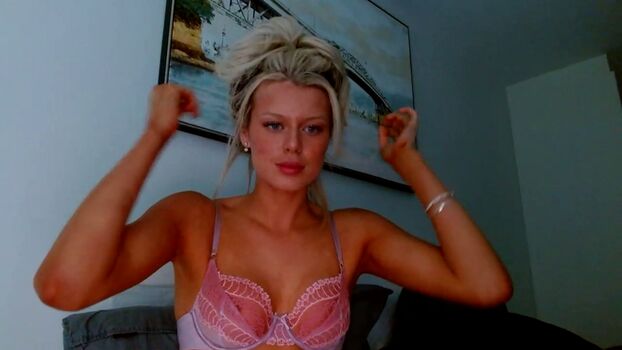 Full leaked Dollyvey private onlyfans photo