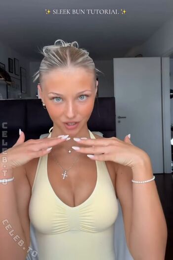 Elena Zoe