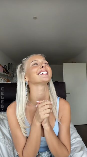 Elena Zoe