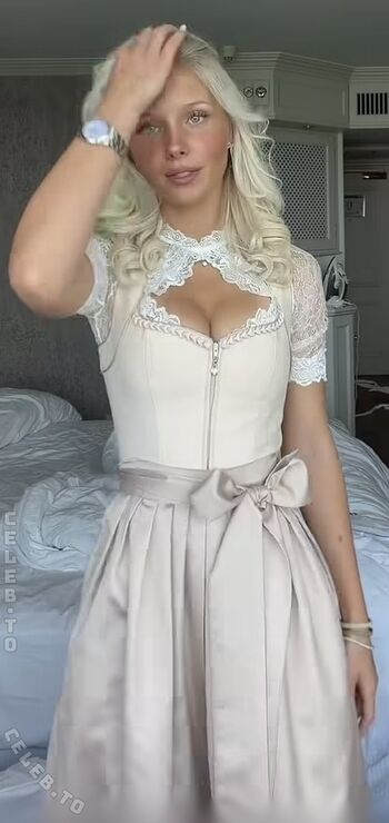 Elena Zoe