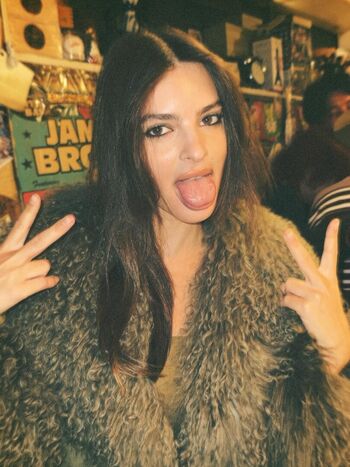 Full leaked Emily ratajkowski private onlyfans photo