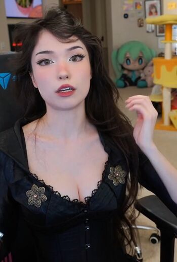 Full leaked Emiru  page private onlyfans photo