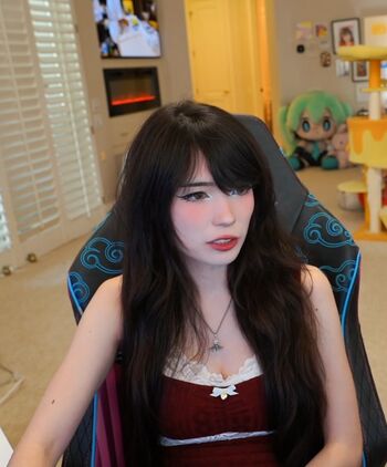 Full leaked Emiru page private onlyfans photo