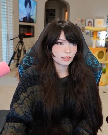 Full leaked Emiru page private onlyfans photo