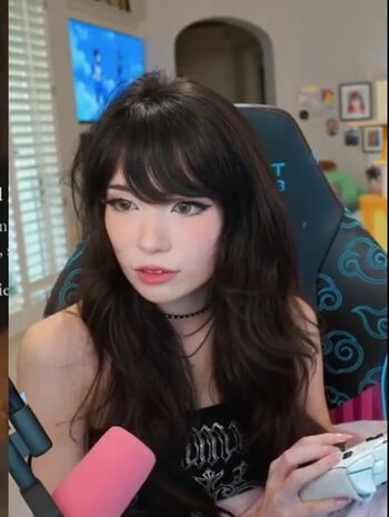 Full leaked Emiru page private onlyfans photo