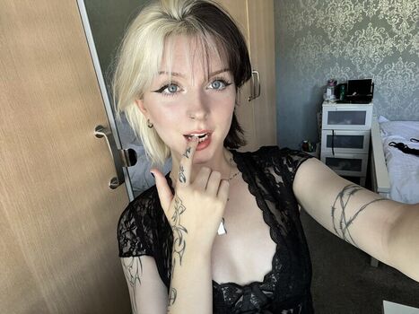 Full leaked Emzeeni private onlyfans photo
