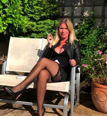 Full leaked Foxy geek girl private onlyfans photo