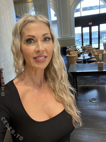 Holly Hotwife