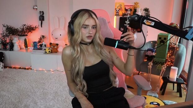 Full leaked Honeypuu private onlyfans photo