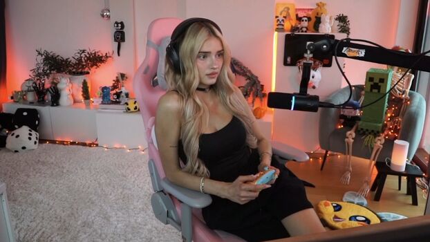 Full leaked Honeypuu private onlyfans photo