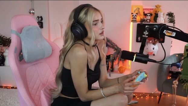 Full leaked Honeypuu private onlyfans photo