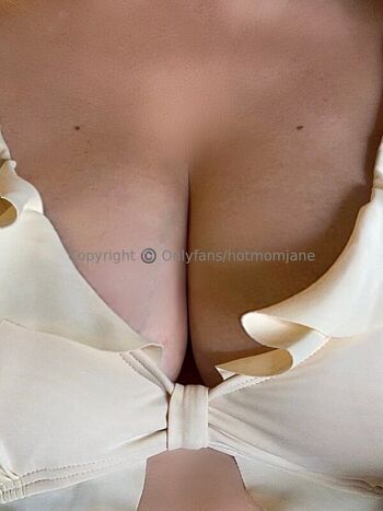 Full leaked Hotmomjane private onlyfans photo