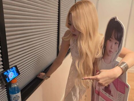 Full leaked Huh yunjin private onlyfans photo