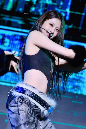 Huh Yunjin 허윤진