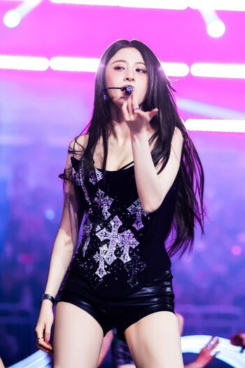 Huh Yunjin 허윤진