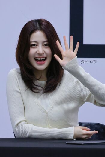 Huh Yunjin 허윤진