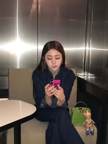 Full leaked Huh yunjin page private onlyfans photo