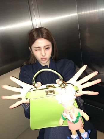 Huh Yunjin 허윤진