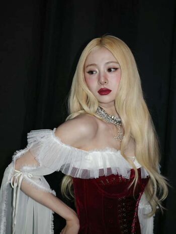 Full leaked Huh yunjin  page private onlyfans photo