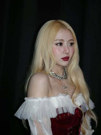 Huh Yunjin 허윤진