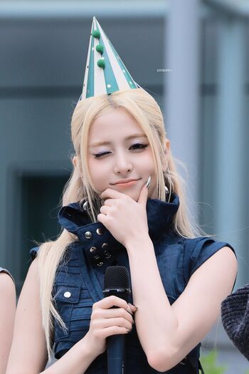 Huh Yunjin 허윤진