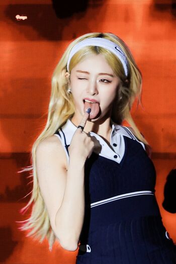 Full leaked Huh yunjin page private onlyfans photo