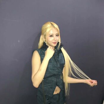 Full leaked Huh yunjin  page private onlyfans photo