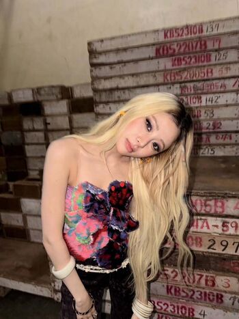 Full leaked Huh yunjin private onlyfans photo