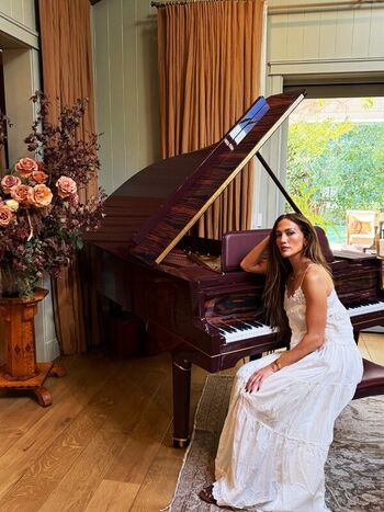 Full leaked Jennifer lopez page private onlyfans photo
