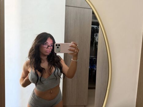 Kayla Manousselis / kaylamanousselis