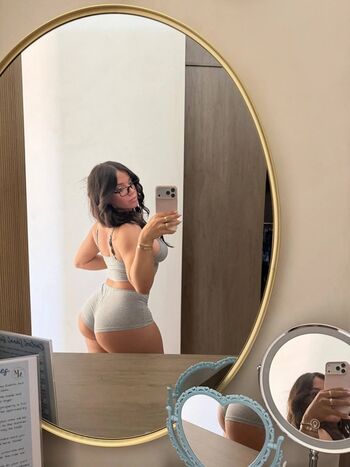 Kayla Manousselis / kaylamanousselis