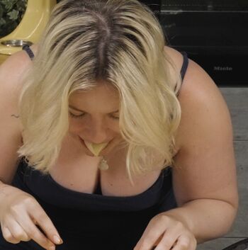 Full leaked Curly lolly/ private onlyfans photo