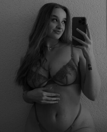 Full leaked Lara mde private onlyfans photo