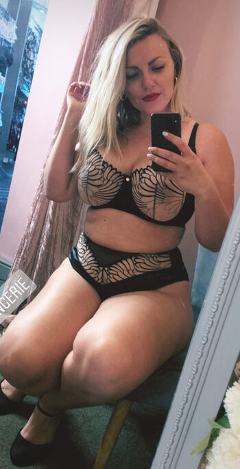 Full leaked Lauracurvemodel private onlyfans photo